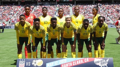 La selección sudafricana de fútbol femenino, antes de iniciar un partido. 
 