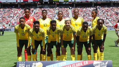 La selección sudafricana de fútbol femenino, antes de iniciar un partido. 
 