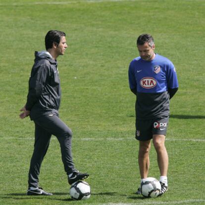 Quique Flores y Fran Escribá, durante una sesión con el Atlético.