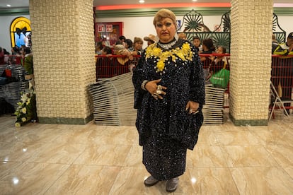 Una imitadora de Paquita la del Barrio, frente a un cuadro de la cantante.