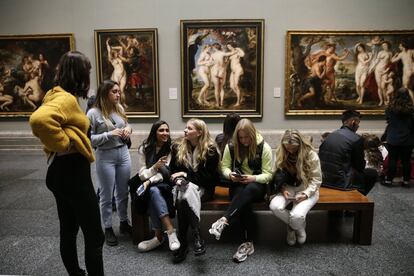 Entre las joyas de la pinacoteca destacan, además de los anteriormente mencionados, cuadros como 'La anunciación', de Fra Angélico; 'El descendimiento de la cruz', de Roger van der Weyden; el 'Autorretrato de Alberto Durero' y 'Las tres gracias', de Rubens. En la imagen, visitantes en una galería del Prado, al fondo en el centro está la obra 'Las tres gracias', de Rubens.
