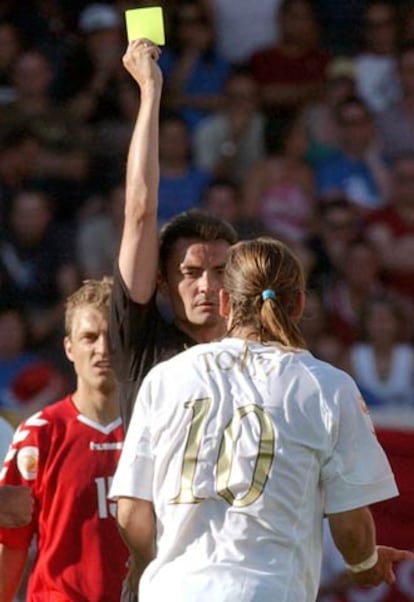 Mejuto González amonesta al italiano Totti durante la Eurocopa de Portugal.