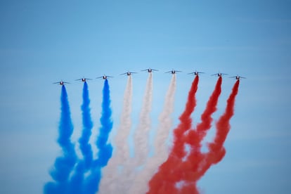 Aviones de la Patrulla de Francia vuelan durante el desfile militar anual del Da de la Bastilla en Pars.