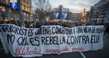 Más de mil personas cortaron ayer el centro de Barcelona.
