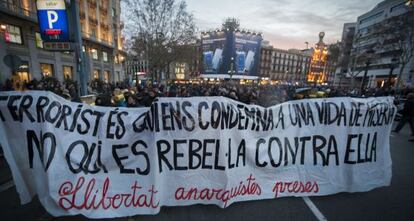 M&aacute;s de mil personas cortaron ayer el centro de Barcelona. 