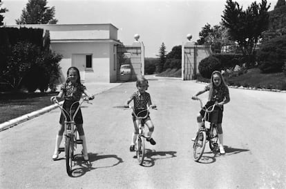 Desde la izquierda, Elena, Felipe y Cristina montando en bicicleta en los jardines de Zarzuela en 1973.