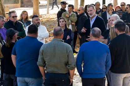 Los Reyes conversan con varias personas durante su visita a la localidad valenciana de Utiel.