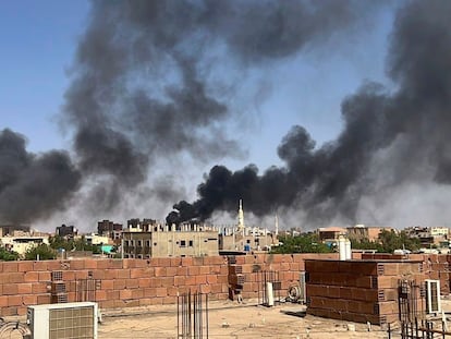 Varias columnas de humo se elevaban este viernes sobre los tejados de Jartum debido a los combates entre el ejército y las milicias paramilitares.