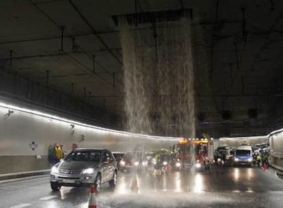 Tramo del túnel inundado el jueves por el agua procedente del colector que sufrió una rotura.