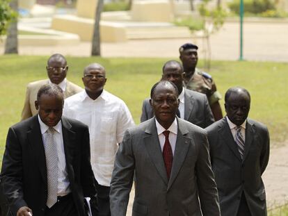 Alassane Ouattara y sus asesores, ayer en el hotel donde está recluido.