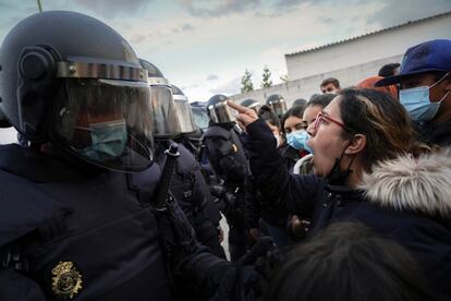 El 21 de octubre de 2020, un grupo de vecinos de la Cañada Real se manifiestan después de que este asentamiento lleve tres semanas sin suministro eléctrico.