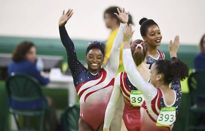 Simone Biles saúda o público ao lado das colegas.