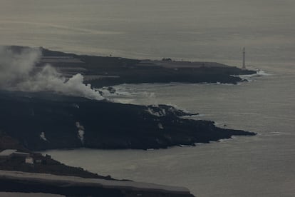 La fajana generada por la llegada de la lava al mar, este domingo.
