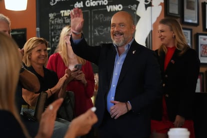 Steve Hilton en un evento en Huntington Beach, California, al final del día de las elecciones, el 2 de junio.