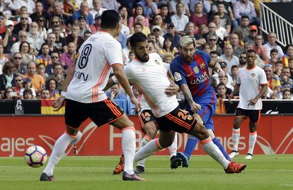 Lionel Messi marca el gol frente al CF Valencia.