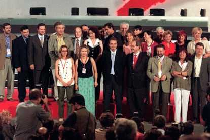 José Luis Rodríguez Zapatero posa en 2000 rodeado de los miembros de la que entonces era su ejecutiva durante el 35º congreso del PSOE.