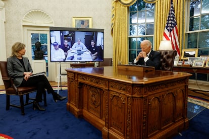 El presidente de Estados Unidos, Joe Biden, y la asesora de Seguridad Nacional, Liz Sherwood-Randall, en el Despacho Oval de la Casa Blanca, en contacto con los responsables de los equipos de emergencia. 
