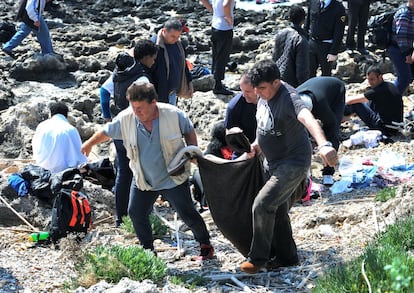 De acuerdo con la agencia de noticias griega ANA, de los 83 supervivientes, 57 han sido llevados a la comisaría de Policía y otros 23 han sido trasladados al Hospital General de Rodas. En la imagen, dos personas ayudan en las labores de rescate en Rodas (Grecia).