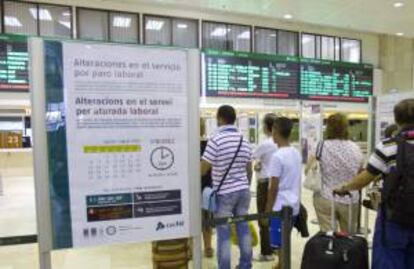 Aspecto del vestíbulo de la estación de Sants de Barcelona, donde se informaba a los viajeros de la jornada de huelga convocada por los sindicatos. EFE/Archivo