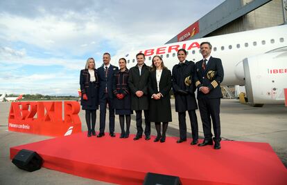 El presidente de Iberia, Marco Sansavini (cuarto por la izquierda) y la directiva de Airbus Cristina Aguilar (quinta por la izquierda), posan junto a la tripulación ante el primer A321 XLR de Iberia.