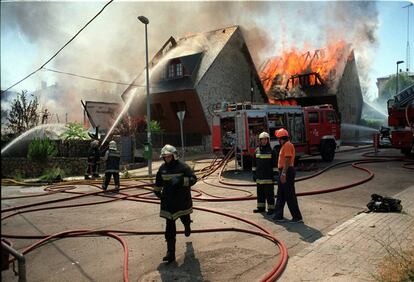 Los bomberos regionales, durante la extinción del fuego en la urbanización de Las Rozas.