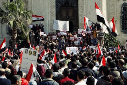 Protesta contra el régimen de Mubarak ante la mezquita de Ibrahim, ayer en Alejandría.