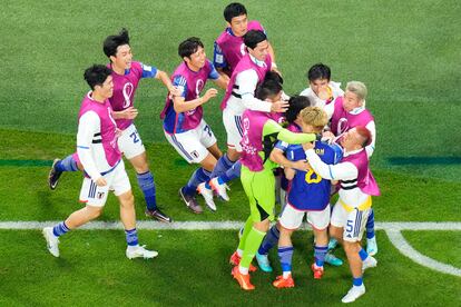 Los jugadores japoneses celebran el primer gol frente a España. 