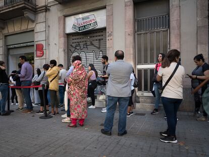Personas frente a la Oficina de Prestaciones sociales del Ayuntamiento de Barcelona.
