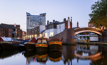 Un tramo de canal en Gas Street Basin, en el centro de Birmingham (Reino Unido).