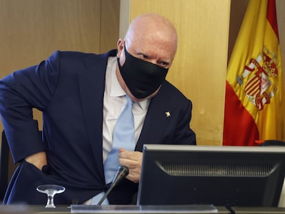 El comisario jubilado José Manuel Villarejo durante su comparecencia ante la comisión parlamentaria Kitchen, que trata de aclarar el presunto uso de fondos reservados para una operación parapolicial de espionaje a Luis Bárcenas, este jueves en el Congreso de los Diputados.