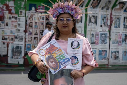 Grace Fernández, madre buscadora del colectivo Búscame, de Torréon, en el contigente de familias de desaparecidos LGBTQ+.
