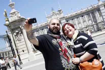 El matrimonio Lucía y Lorenzo Nemi ante el Palacio Real.