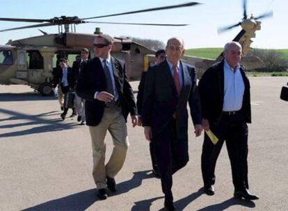 El primer ministro israelí, Ehud Olmert, llega en helicóptero al sur de Israel, cerca de la frontera con Gaza.