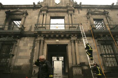 Un bombero escala la fachada de la sede del Obispado de Tenerife, en cuyo interior se declaró un incendio.