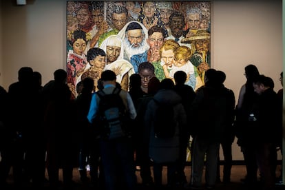 Un grupo de turistas admira el mural 'Golden Rule', una reproducción de la portada de 'Saturday Evening Post' de abril de 1961 que ilustró Norman Rockwell y Nancy Reagan encargó a unos "maestros venecianos" para la ONU. |