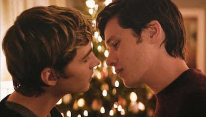 Miles Heizer y Nick Robinson (Simon) protagonizan un relación LGTB.