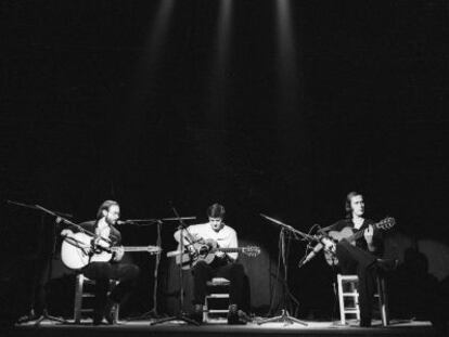 Al Di Meola (i), John McLaughlin y Paco de Luc&iacute;a (d), en la apertura del Festival Internacional de Jazz de Madrid en 1980.