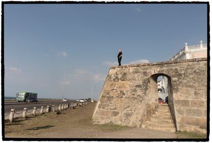 El cineasta, profesor y periodista, Luis Alegre, sobre una de las murallas de Cartagena de Indias.