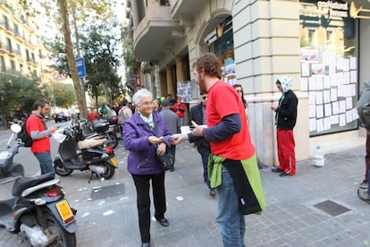 Membres de l'Aliança contra la Pobresa Energètica donen informació als vianants.