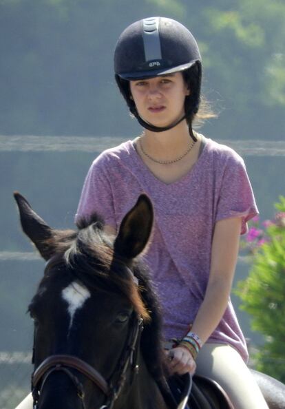 Victoria ha heredado de su madre su afición por la hípica. En la imagen, montando a caballo en el club Los Pinos de Santa Maria el 10 de junio de 2017, en Sotogrande, Cádiz.