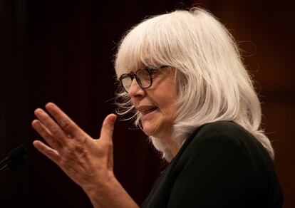 La diputada de la CUP Dolors Sabater intervine desde la tribuna del hemiciclo del Parlamento de Cataluña.