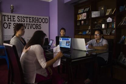 Las trabajadoras de SASANE durante una reunión para preparar una exposición en la que explican la problemática del tráfico de mujeres y menores en Nepal y el trabajo que hacen en la organización. A la izquierda, en la pared se puede leer “La hermandad de las supervivientes”. 