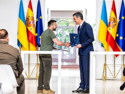 Pedro Sánchez, estrecha la mano al presidente de Ucrania, Volodímir Zelenski, en La Moncloa.