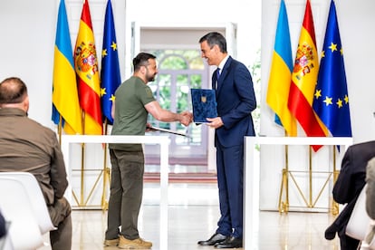 Pedro Sánchez, estrecha la mano al presidente de Ucrania, Volodímir Zelenski, en La Moncloa.