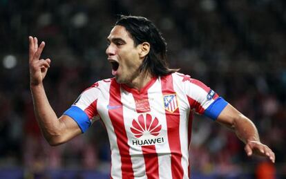 Falcao celebra el tercer gol al Chelsea.