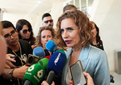 La vicepresidenta primera del Gobierno, María Jesús Montero, atiende a los medios en Sevilla el lunes.