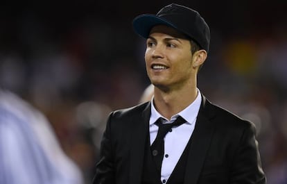 Cristiano Ronaldo, su traje, su gorro azul y la infamia para todos los hombres