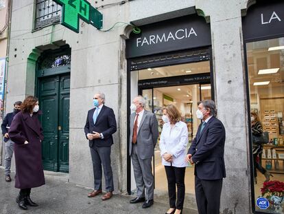 La presidenta de Madrid, Isabel Díaz Ayuso, y el consejero de Sanidad, Enrique Ruiz Escudero, visitan una farmacia en Madrid.