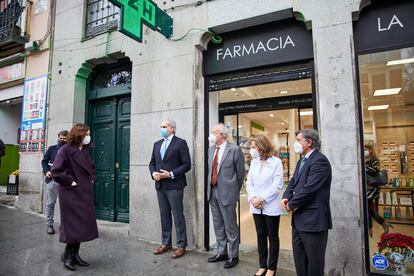 La presidenta de la Comunidad de Madrid, Isabel Díaz Ayuso, durante la visita este martes a la farmacia de Pilar Varela Gallego.