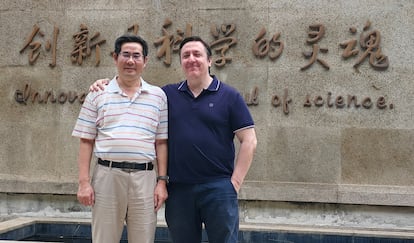El médico español Miguel Ángel Esteban (derecha) y su colega chino Liangxue Lai, en el Instituto de Biomedicina y Salud de Guangzhou.